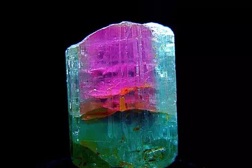 7月 ruby)的红宝石是刚玉的红色品种博尔德蛋白石purpurite-紫色的