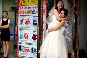 中国一对女同性恋在北京举行婚礼