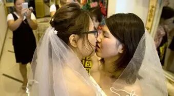 中国一对女同性恋在北京举行婚礼
