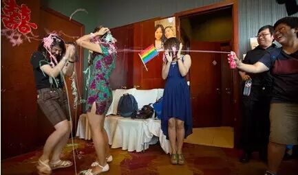 中国一对女同性恋在北京举行婚礼