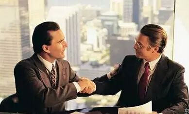 富翁收养了一个贫穷女孩，没想到30年后遗产和儿子全归女孩所有