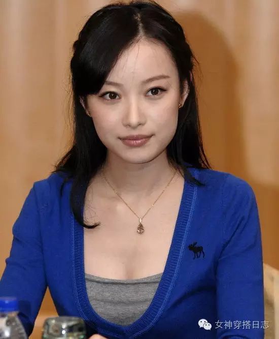 倪妮这种本来就偏成熟的长相,稍微在发型上一不注意,就是一个"老".