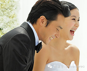 高小英顺利产女婴 张东健全程陪在妻子身边