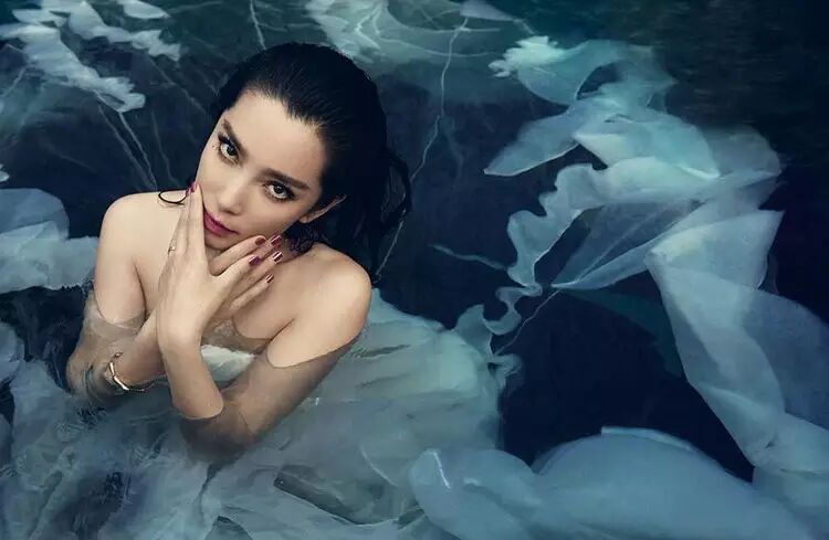 李冰冰大玩“美人鱼”水漾诱惑