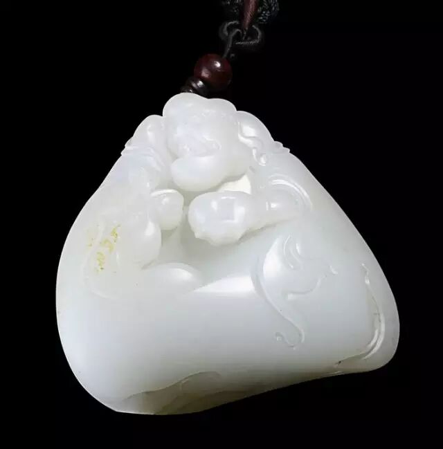 羊脂玉属于白玉中的优质品种。欣赏玉石之美!