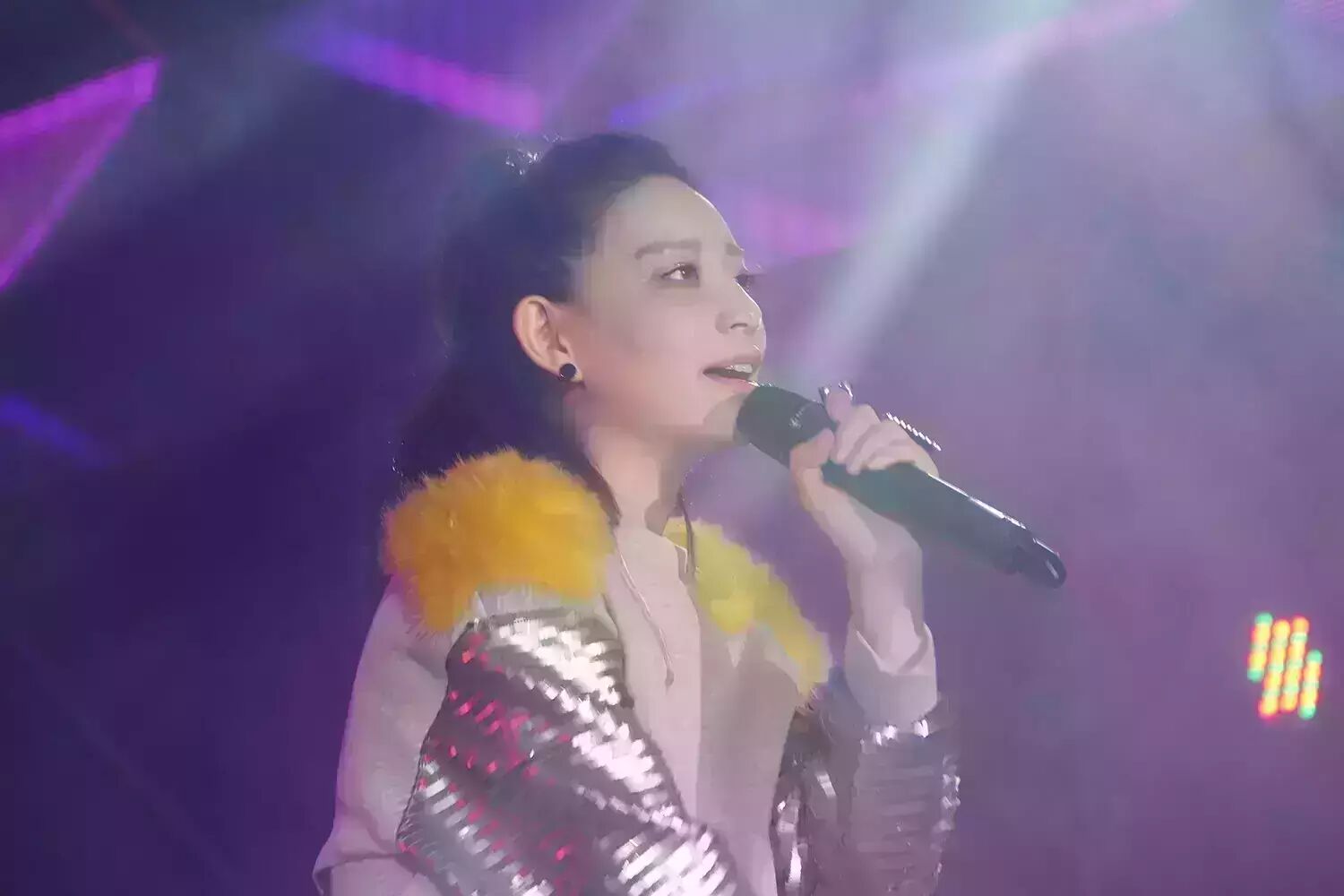 【泪崩了】李斯丹妮说了这3句阳江话  但唱歌跳舞棒棒的!