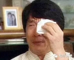 成龙站了个台,博物馆馆长被停职!广告魔咒又来了