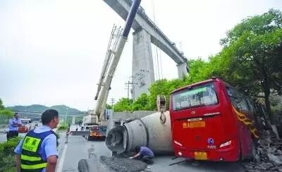 水泥罐车失控撞上大客车 哥哥紧护怀孕妹妹-怀孕期