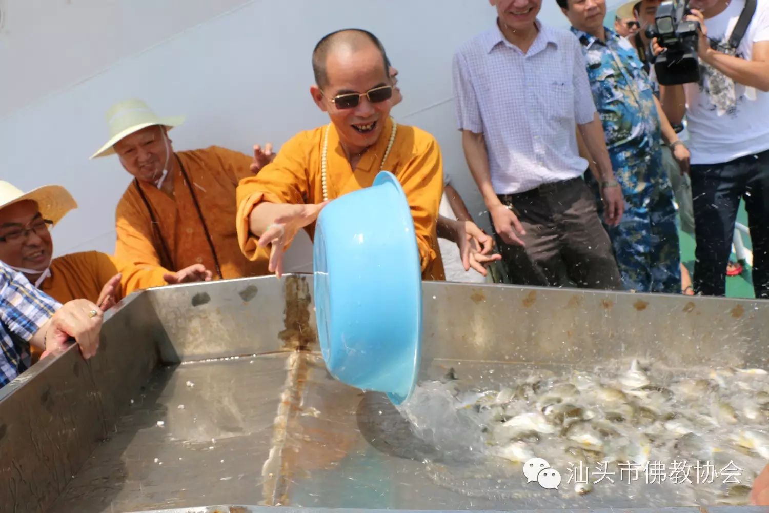 【汕头市佛教届在海兴禅寺举行大型放生活动】