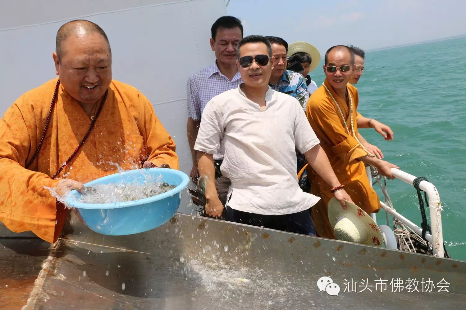 【汕头市佛教届在海兴禅寺举行大型放生活动】