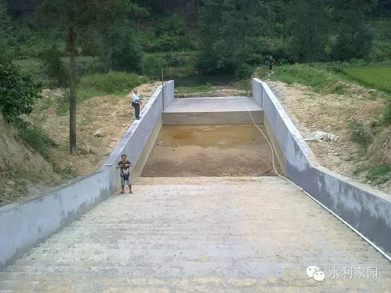 消力池 消力池促使在泄水建筑物下游产生底流式水跃的消能设施.