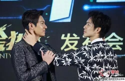 李敏镐与钟汉良深情对望互撩对方  2