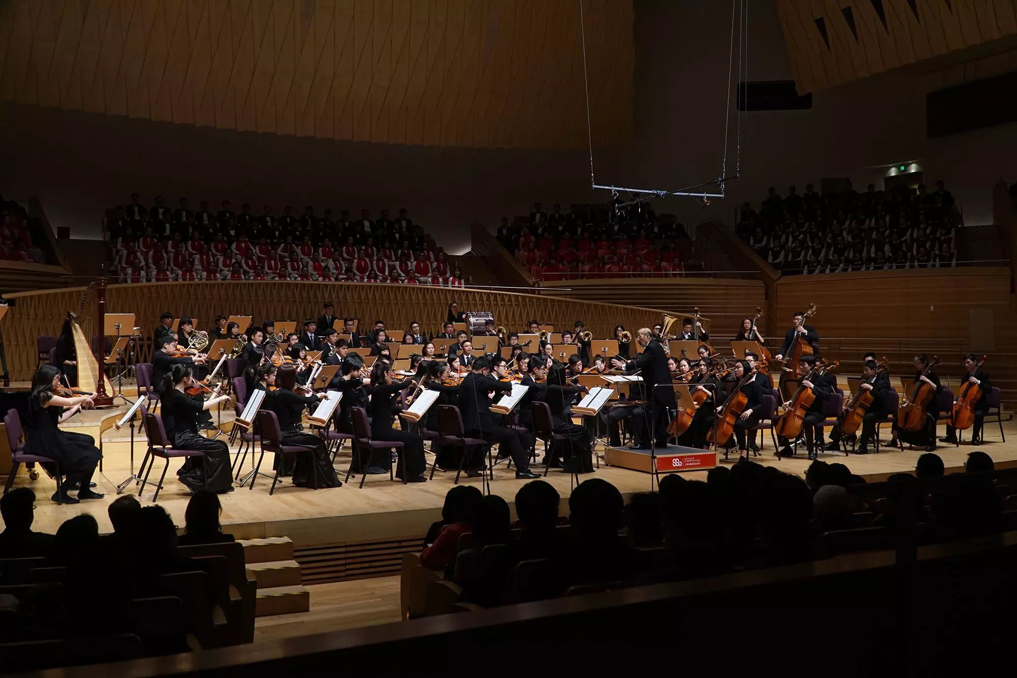 音乐会由上海学生交响乐团,上海学生合唱团,上海学生民乐团以及交响乐