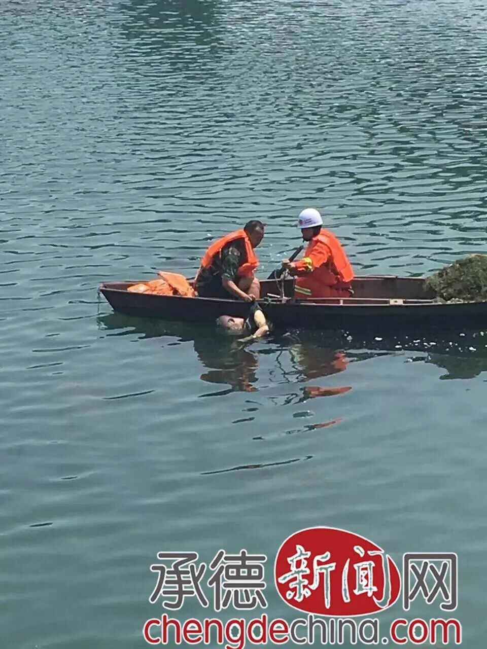 突发：就在刚刚，承德市武烈河步行桥附近惊现一男尸