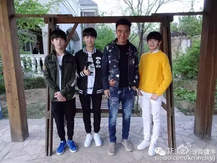 #TFBOYS超少年密码# 昨日片场与钟镇涛前辈合影