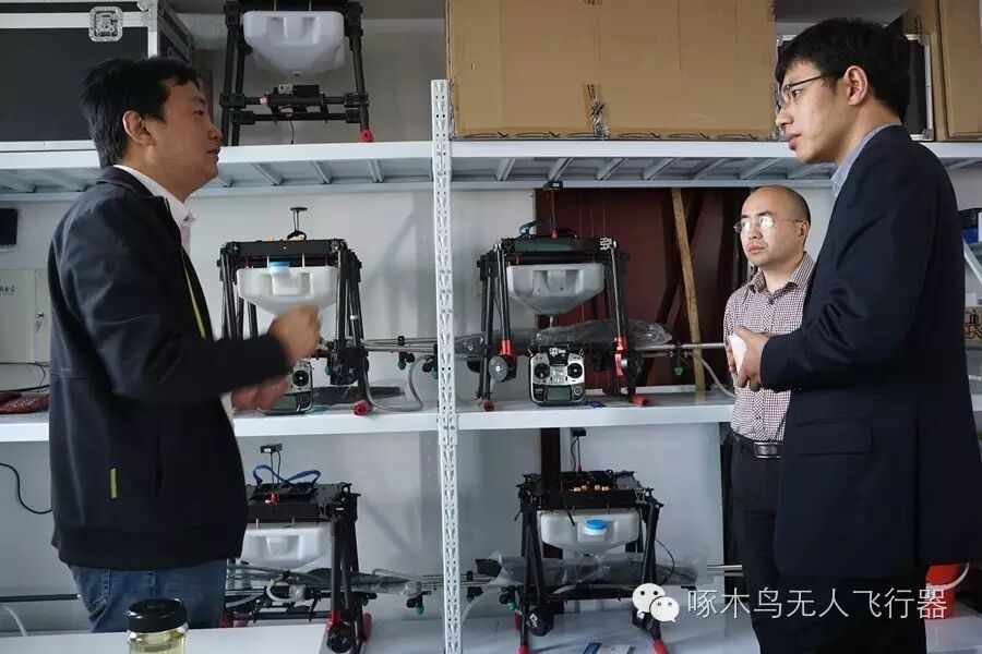 博望區(qū)科技局局長(zhǎng)許明攜安徽省科技廳相關(guān)專家來(lái)啄木鳥(niǎo)無(wú)人飛行器公司指導(dǎo)工作