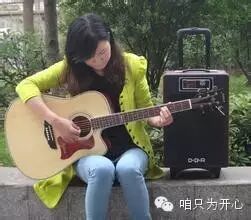 流浪歌手街头献唱竟然碰上原唱林俊杰 两人合作一曲嗨翻全...