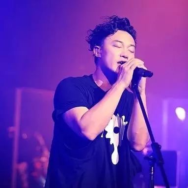 陈奕迅《不如不见》现场版,不知不觉听到泪流……