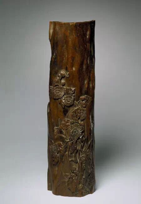 (故宫博物馆馆藏,沉香木雕菊花臂搁,清,长26.9cm,宽7.6cm.)