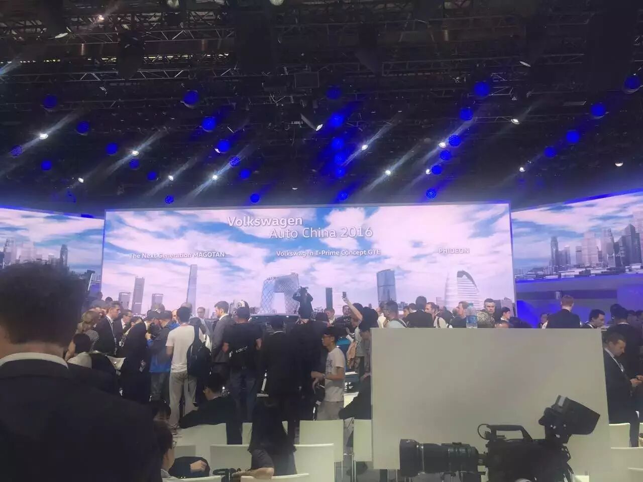 超凡出众，吸睛之作：奥拓电子全情演绎大众品牌发布会！