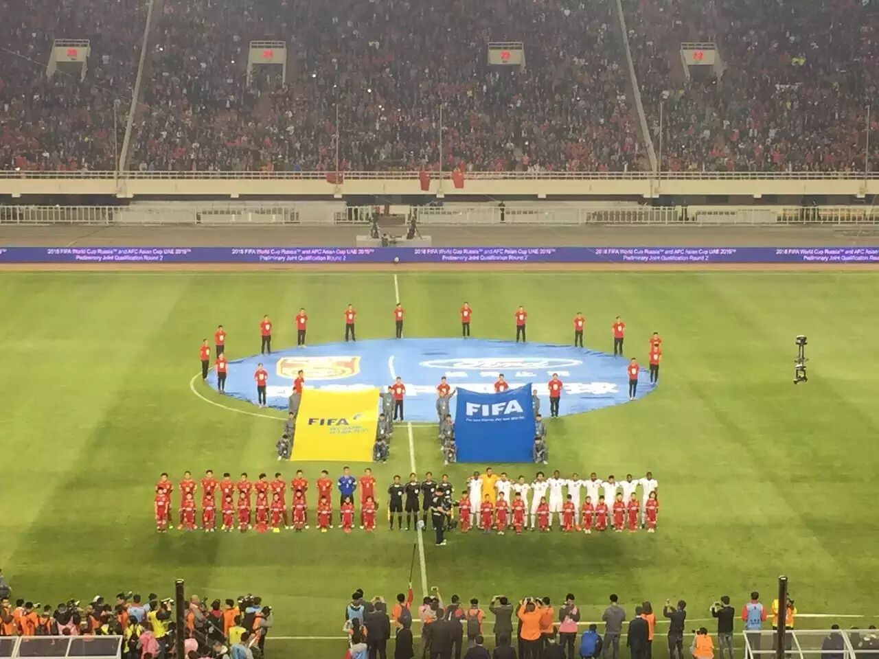 见证奇迹！中国国家队“刷卡”成功，离世预赛12强一步之遥