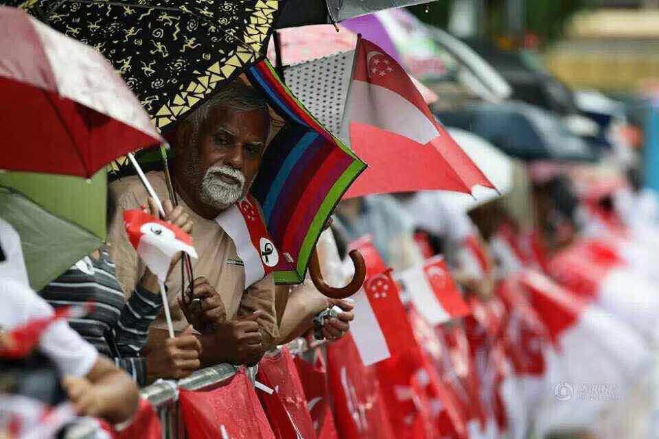 华人眼中的新加坡国丧细节：广场舞停摆通宵吊唁