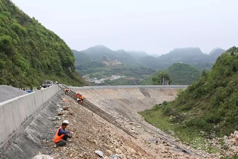 路堤高边坡防护