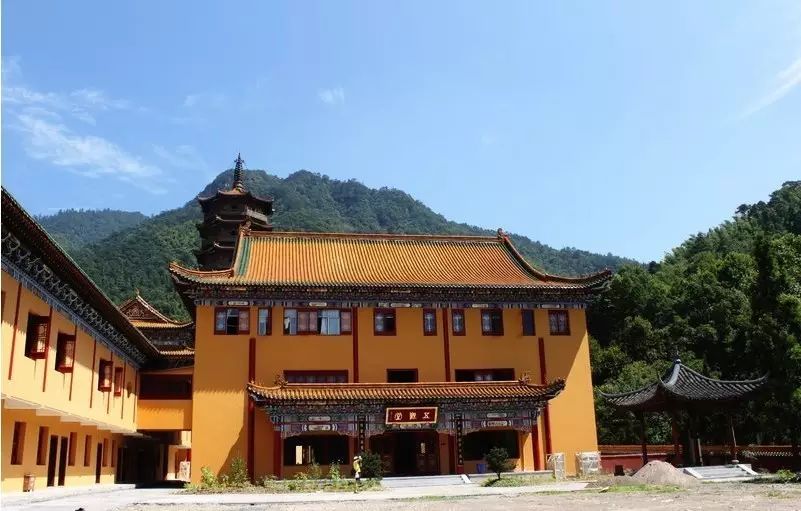 禅源寺,位于浙江省临安市西天目山南麓昭明,旭日两峰之下,掩映在青山