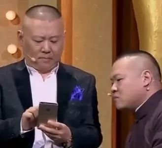 岳云鹏遭于谦暴打,郭德纲坐旁边完全不管!