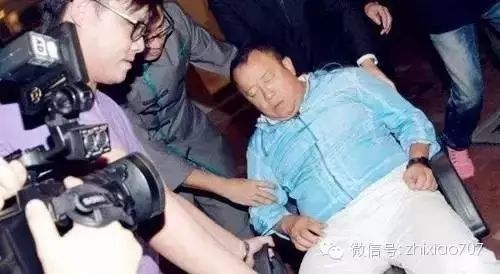 曾志伟倒下了!他曾让张学友下跪,如今却只能靠轮椅出行……有钱又咋样?疾病不挑人不等人,养生保健一定要趁早!