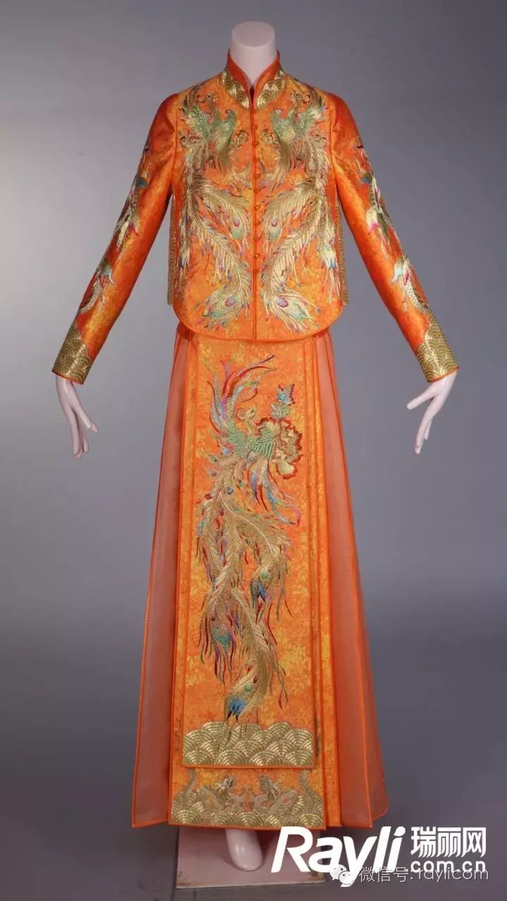 陈妍希的橘色凤彩裙褂 陈妍希的凤袍在制作上耗时1880小时,金绣凤纹