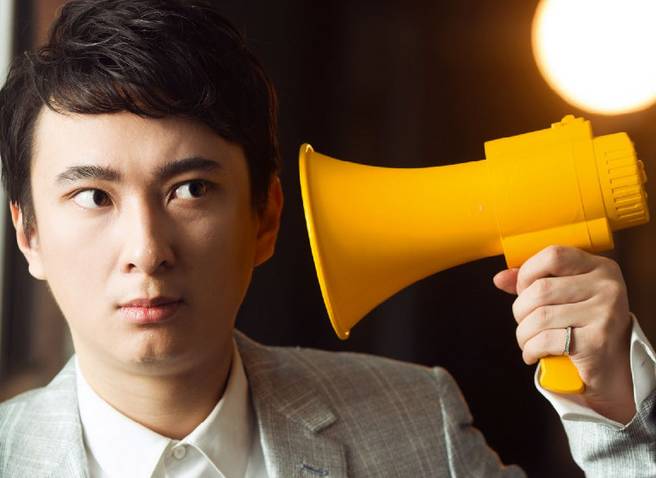 别以为王思聪只会玩网红跟骂明星,这回他助攻他爹成中...