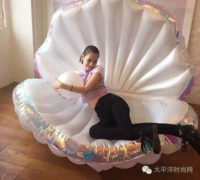 前几天,水原希子在巨型贝壳内上演美人鱼的戏码,据说都快成日本爆款了