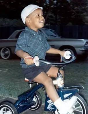 18岁怀孕,22岁离婚,单亲妈妈带大两个混血孩子,还教出一个美国总统-怀孕期