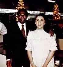 18岁怀孕,22岁离婚,单亲妈妈带大两个混血孩子,还教出一个美国总统-怀孕期