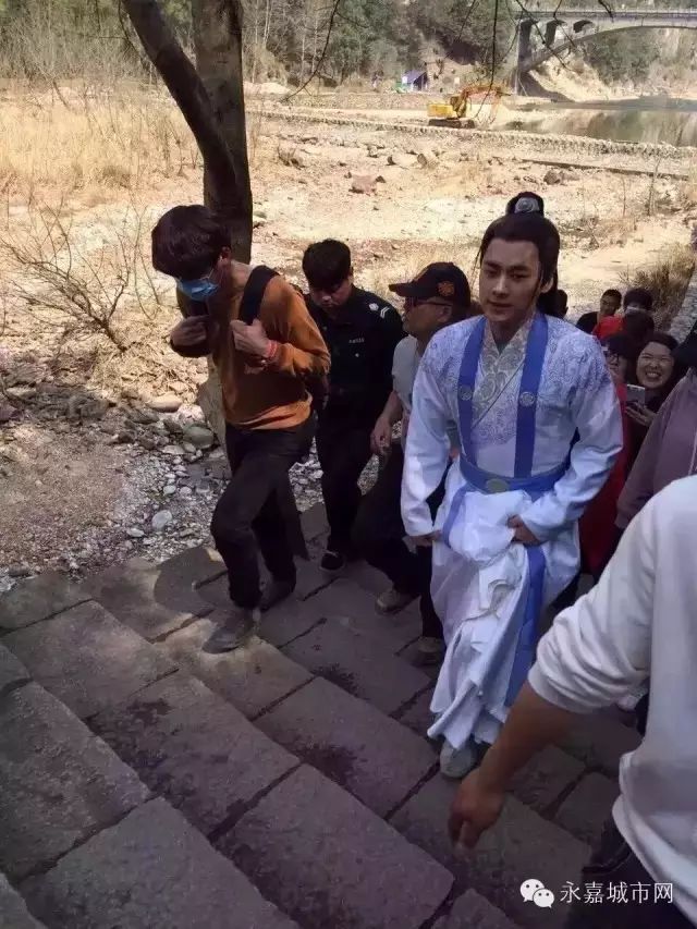 昨天李易峰在温州拍戏,朋友圈简直炸了!!!