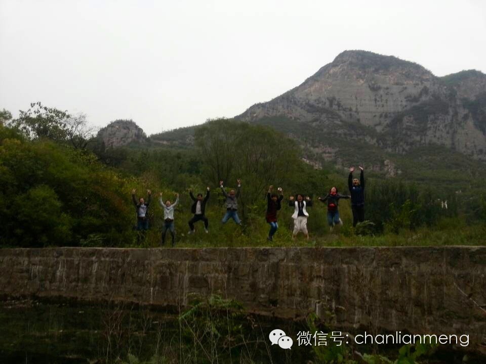 三千年读史,不外功名利禄;九万里悟道,终归诗酒田园。 一个青山绿水、千年寺庙、与世隔绝的世外桃源之地,找一处幽静的农 家小院,沏一壶老茶、喝一杯老酒、畅谈一下人生,一生红尘漂泊,终归诗酒田园。放下那难以理清的思绪,让漂浮不定的心情找回平静,这才是生命的根本、才是人生的最终归宿!