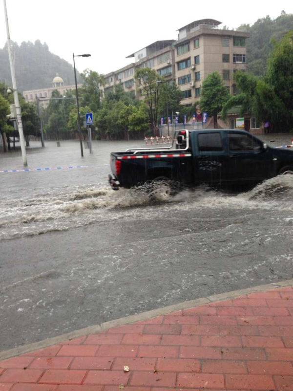 贵阳市再次遭遇雷阵雨的天气出现了51个积水点