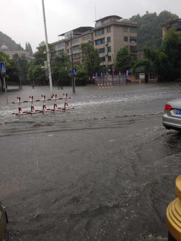 贵阳市再次遭遇雷阵雨的天气出现了51个积水点