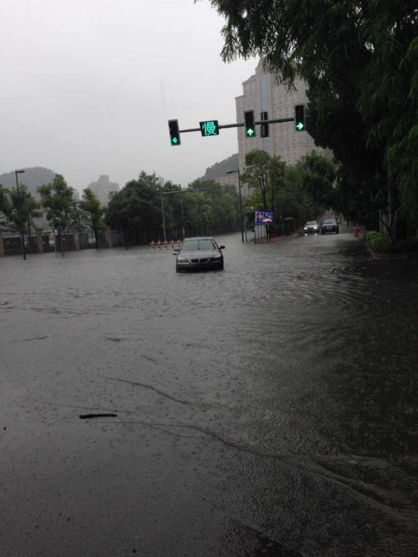 贵阳市再次遭遇雷阵雨的天气出现了51个积水点