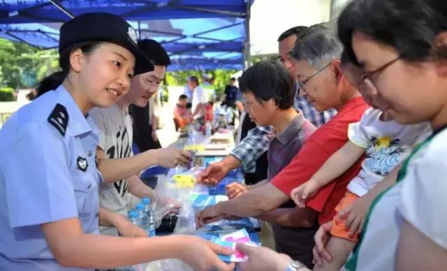 温兆伦、张小飞喊您一起去学安防丨本周日晚19点西城广场...