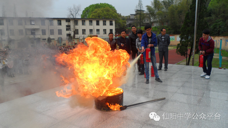 2014 年3月31日仙阳中学开展安全法制教育讲座和消防逃生演练