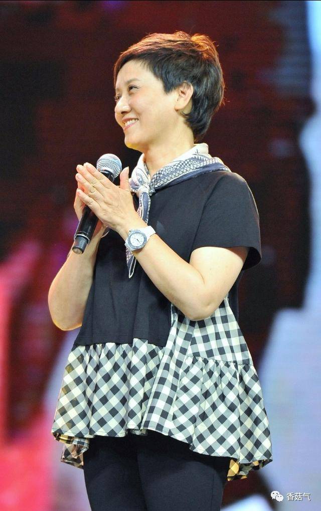 邓婕不扮嫩不赶时髦满脸皱纹有60多岁该有的优雅大气
