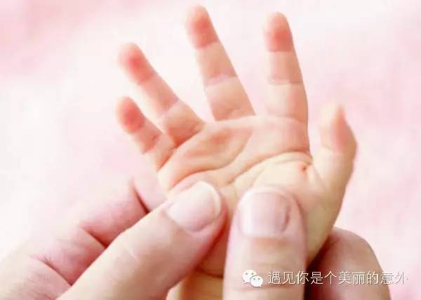 用大拇指在宝宝手掌心画小圈圈.