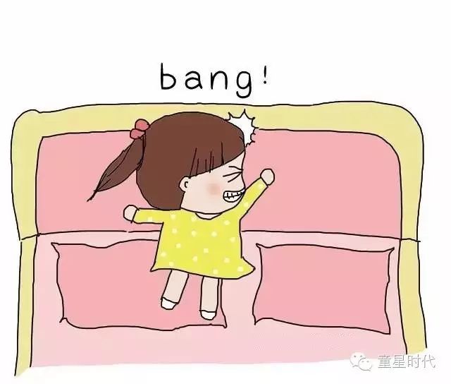 孩子不听劝告,在床上蹦蹦跳跳, 结果,摔跤了!
