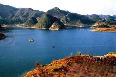 翠湖坐落于贵阳市东郊黄泥哨17公里处,距离龙洞堡机场五公里,在贵阳