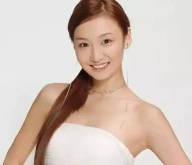 她是李晨韩庚前女友,当年号称小张曼玉,如今靠爆乳装...
