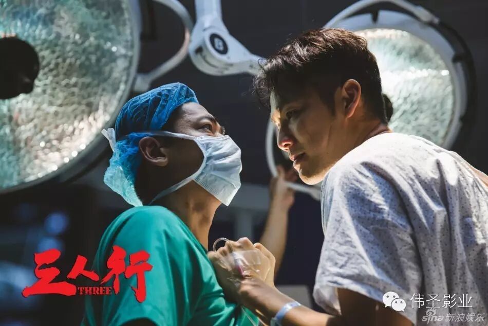 《三人行》曝钟汉良“床照” 邪魅狷狂