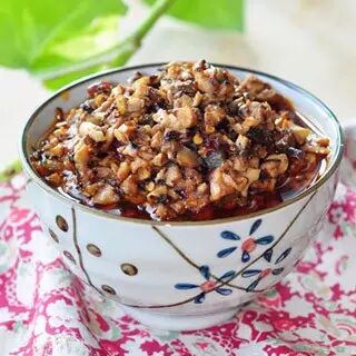 生活太忙乱，或是粗茶淡饭，有时只能简单小食，一个小菜，配上一份酱料，足