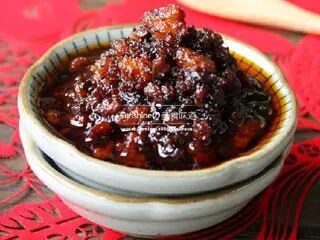 生活太忙乱，或是粗茶淡饭，有时只能简单小食，一个小菜，配上一份酱料，足